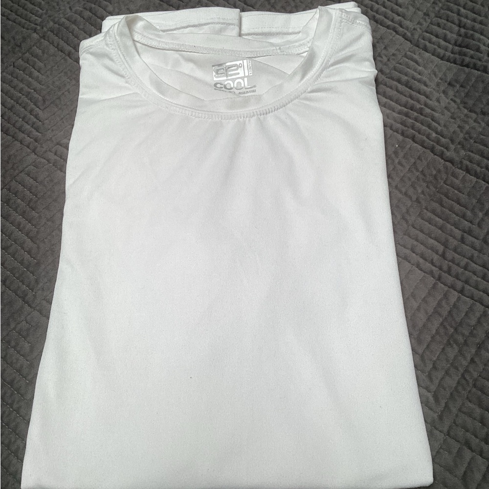 32 Degrees White Performance Crew Neck Tee, best color 1&2, pit to pit 20”. 451